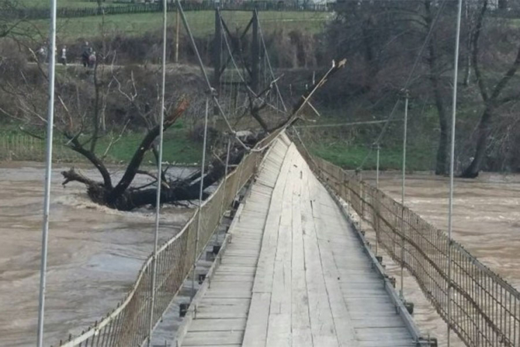 Plutajuće drvo prijeti da sruši pješački most u Kaknju