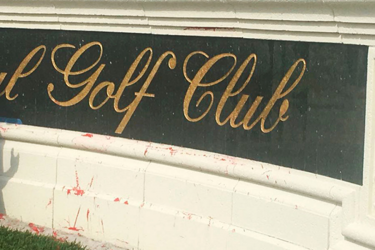 Crvena boja bačena na natpis Trampovog golf kluba