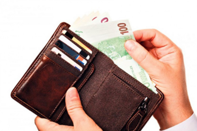 Priveden jer je "prisvojio" zaboravljeni novčanik