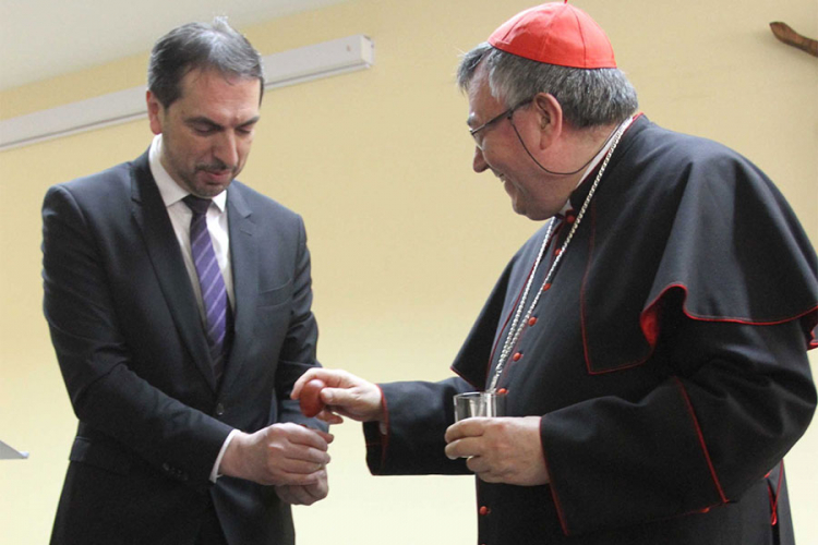 Ko je pobijedio u tucanju jaja, kardinal Puljić ili Čavara?