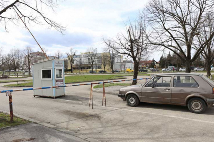 Niče hotel na parkingu preko puta banjalučke Lesnine?