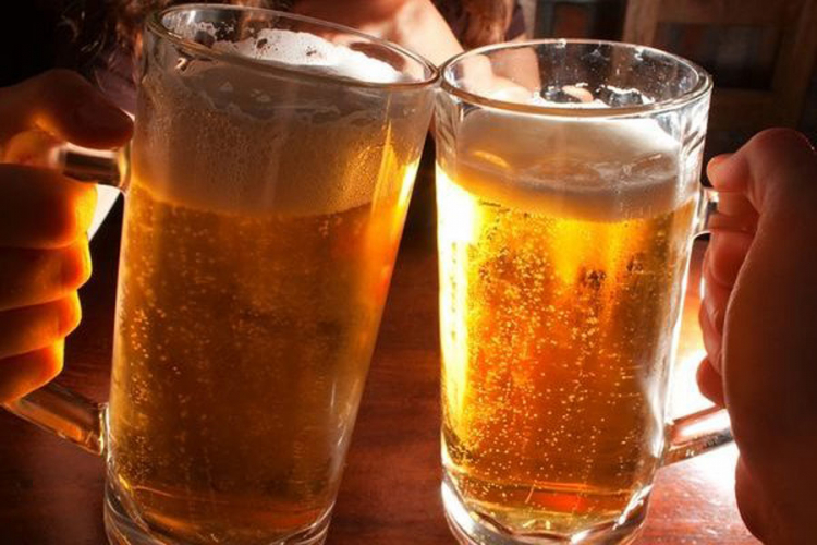 S nožem u leđima popio pivo, pa tek onda otišao doktoru