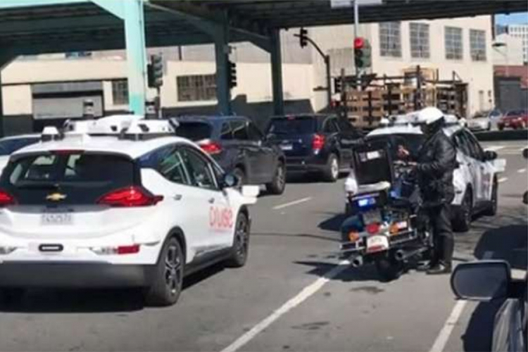 Policajac napisao kaznu samovozećem automobilu