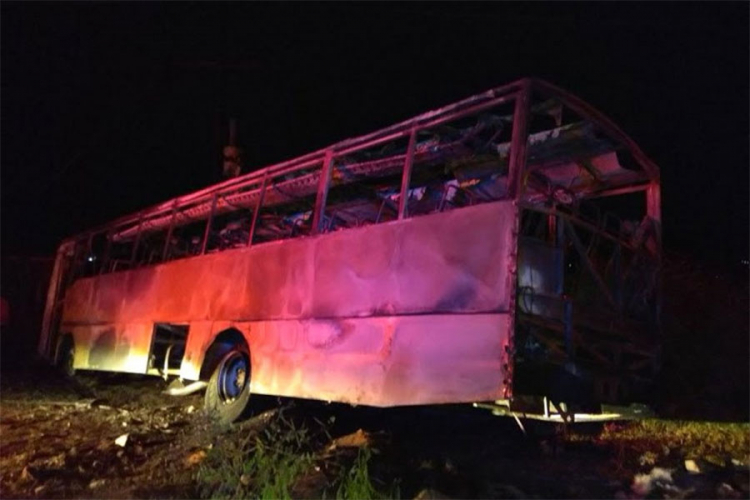 Bačena bomba na autobus sa rudarima, šestoro izgorjelo