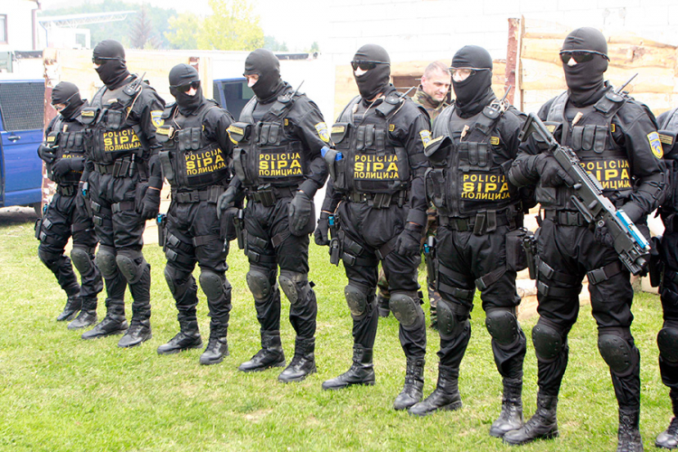 Domaći proizvođači neće praviti policijske uniforme?