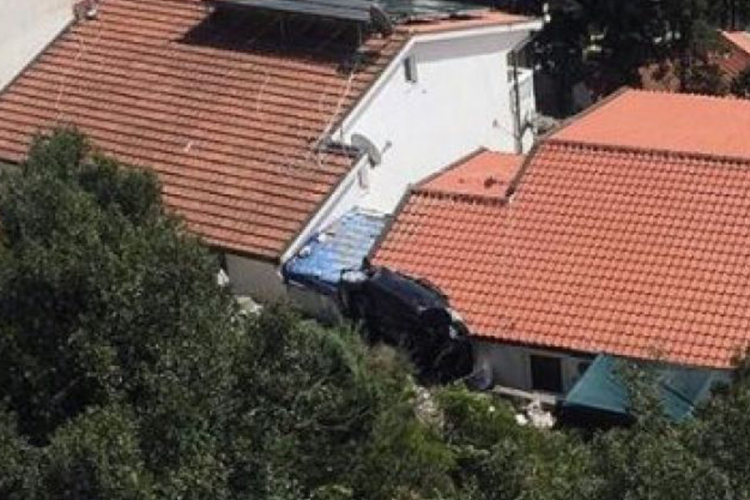 Golfom sletio s puta na krov kuće