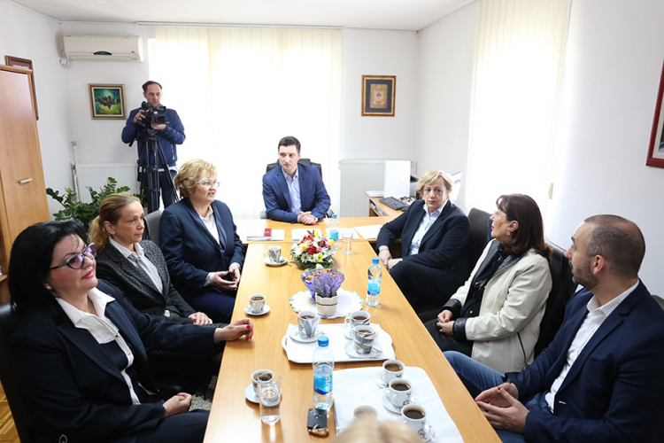 Aktiv žena SNSD-a donirao vaskršnju trpezu za djecu u Domu