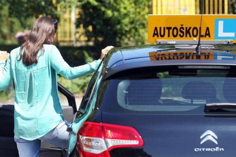 Bilećka auto-škola podmladila golfa da obučava buduće vozače