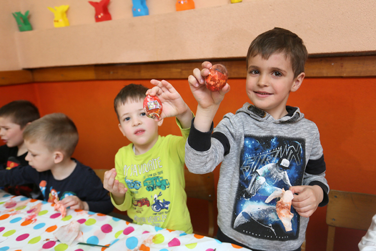 Mališani Vaskršnja jaja ukrašavali maštom
