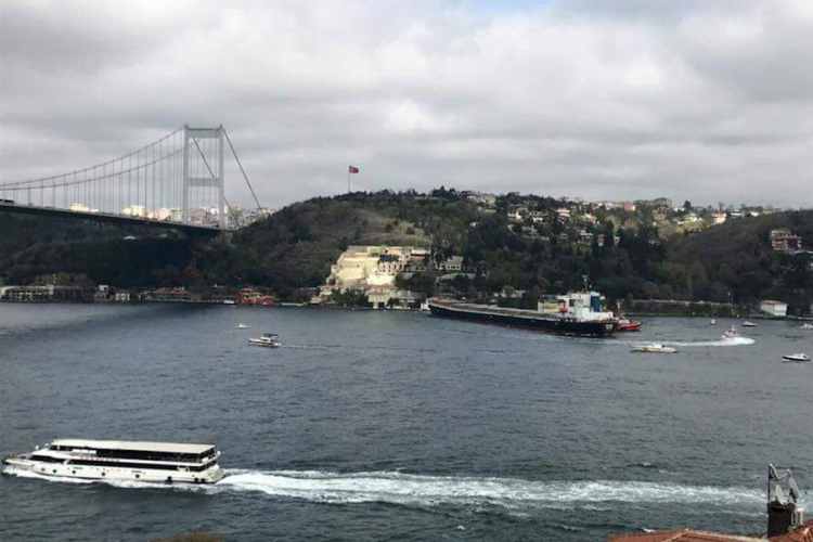 Tanker udario u vilu na obali ispod mosta na Bosforu