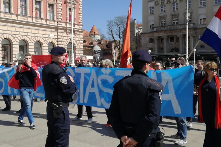 Crnokošuljaše u centru Zagreba dočekao transparent "Dosta je ustaštva"