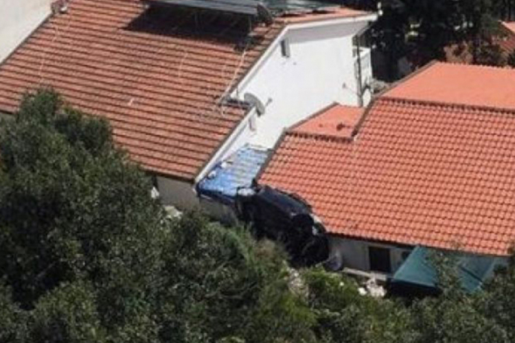 Preminuo mladić koji je golfom sletio na krov kuće