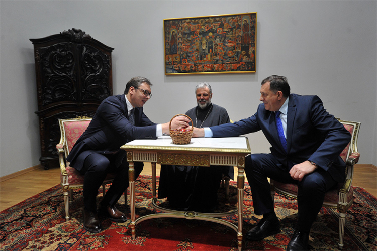 Dodik pobijedio Vučića u tucanju vaskršnjim jajima