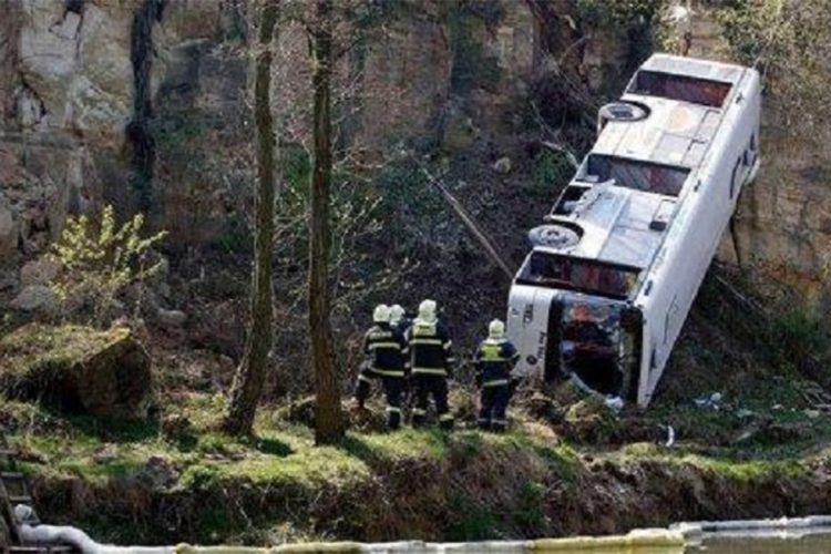 Autobus sletio s puta, najmanje 17 djece poginulo