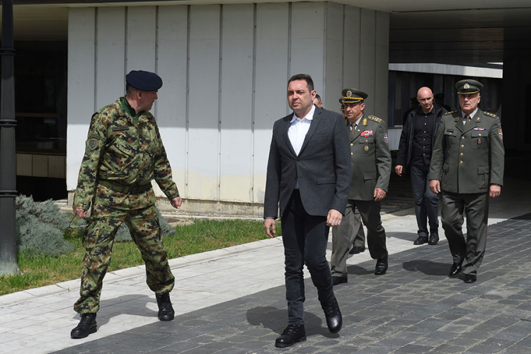 Vulin: Povrijeđeni pilot van životne opasnosti