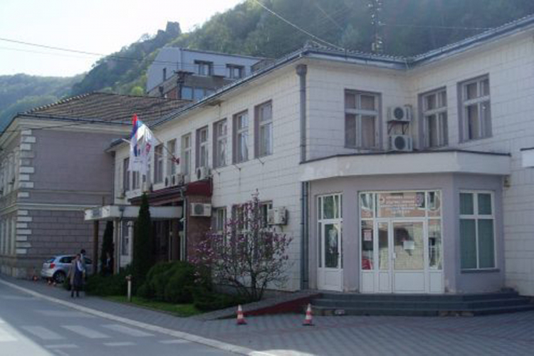 Zbog jezika s djecom štrajkuju u Gradskoj upravi u Zvorniku