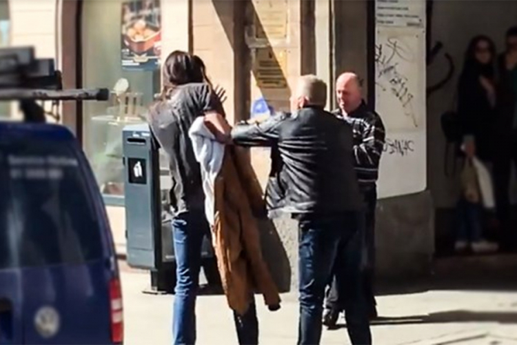 Kontroler nasred ulice u Zagrebu udarao putnika