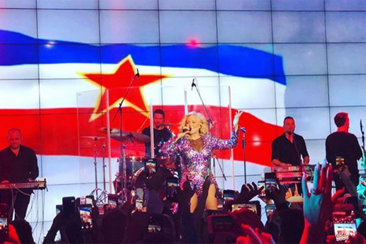 Brena zapjevala "Jugoslovenku" u Torontu i raširila zastavu SFRJ