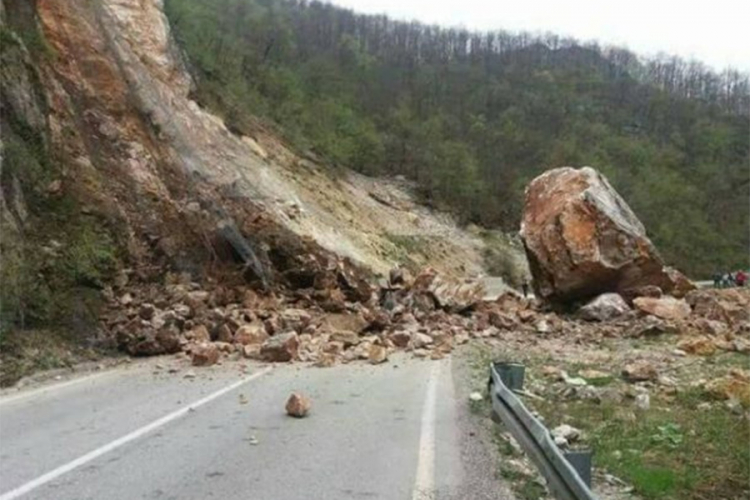 I dalje usporen saobraćaj na magistralnom putu Sarajevo-Foča