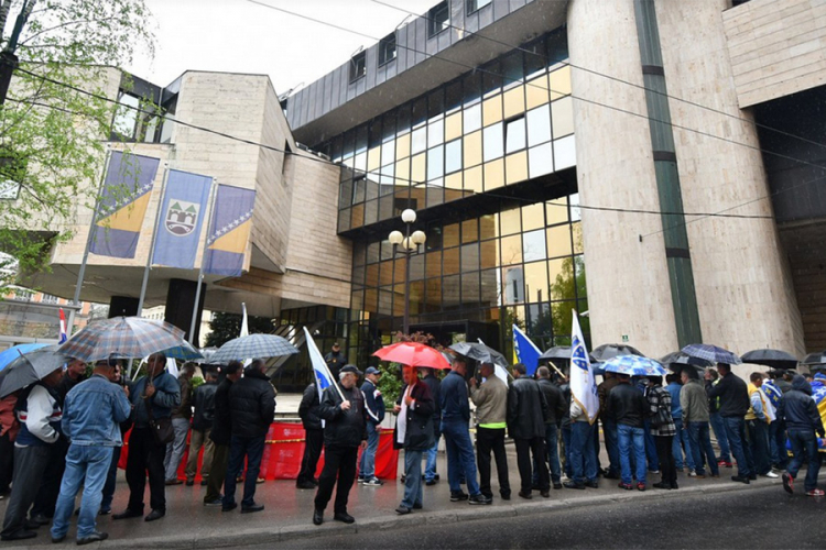 Demobilisani borci protestuju pred zgradom Federalnog parlamenta