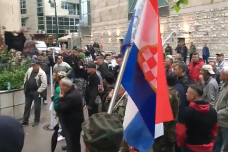 Sukob demonstranata i specijalaca, borci prijete bombama