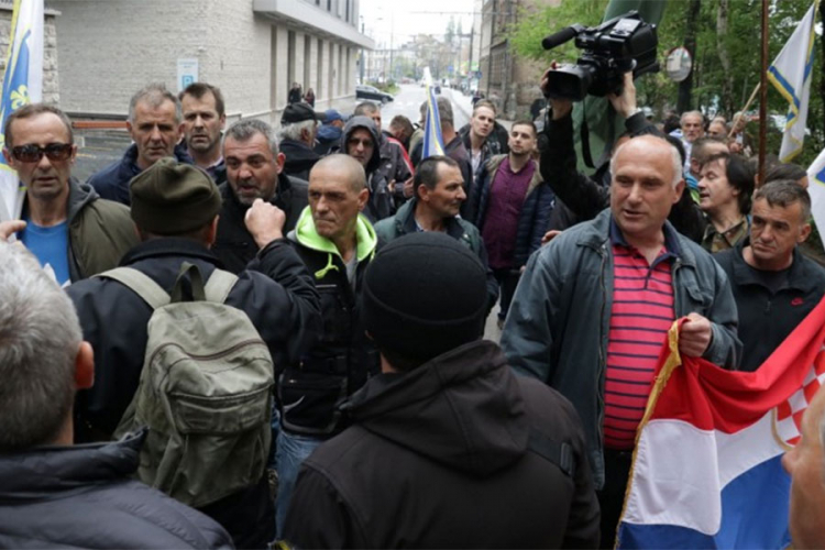 Demonstranti ispred federalnog Parlamenta, sjednica još ne počinje