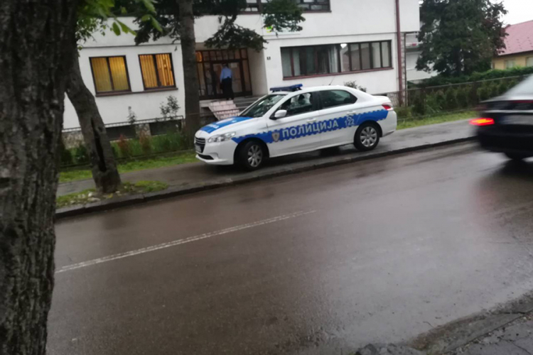 Kukasti krst ispred zgrade Šumskog gazdinstva