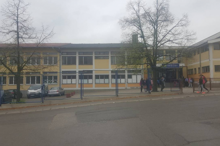 Osnovci na Laušu dobili novu ogradu
