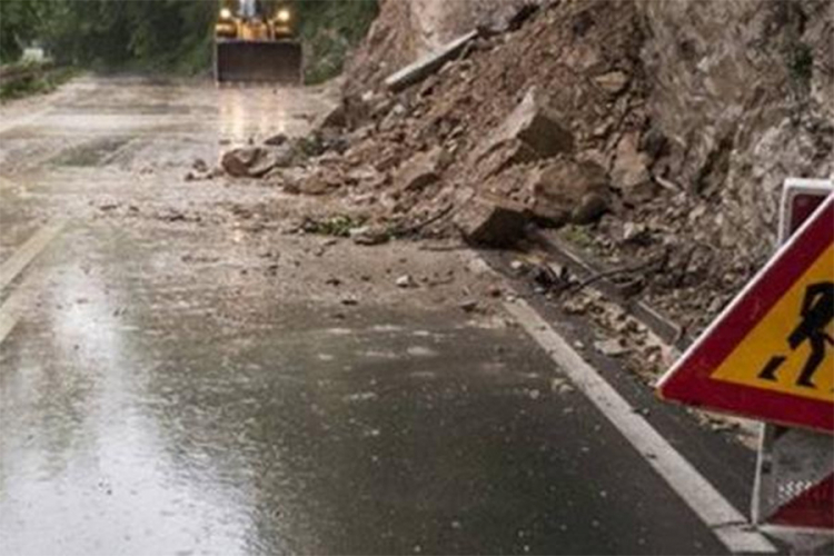 Vozači oprez, odroni na putu