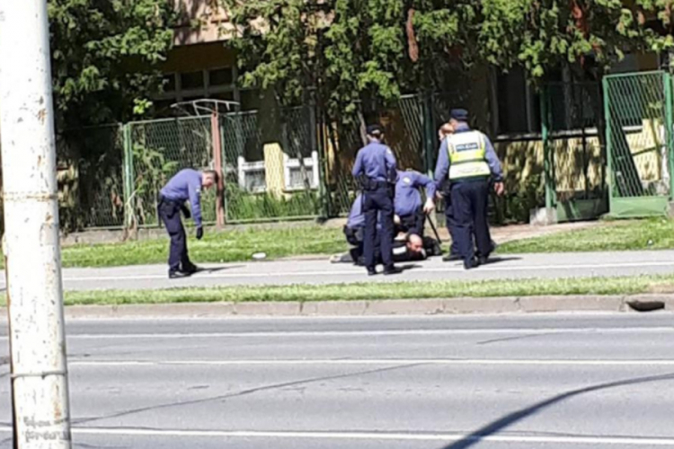 Lopov nožem prijetio policiji, objavljen snimak hapšenja