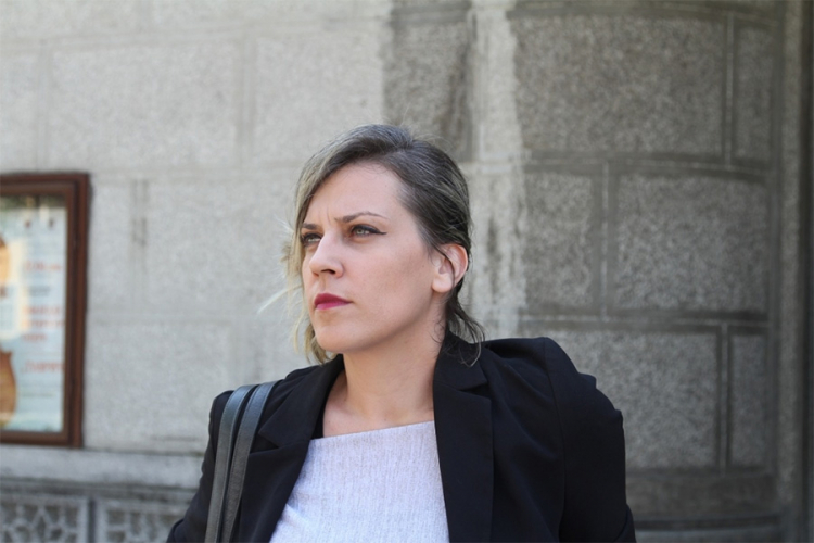Slikarka Nina Babić besplatno dijeli crteže na Trgu Krajine