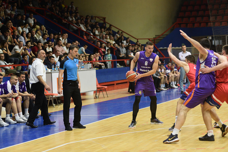 Borac poveo 1:0 protiv Bratunca: Navijači i odbrana "nosili" igrače