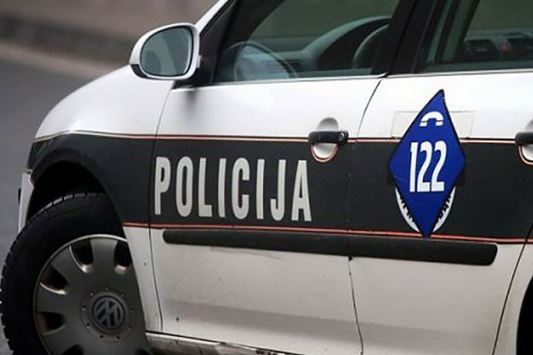 Povrijeđeno šest osoba u udesu tri automobila