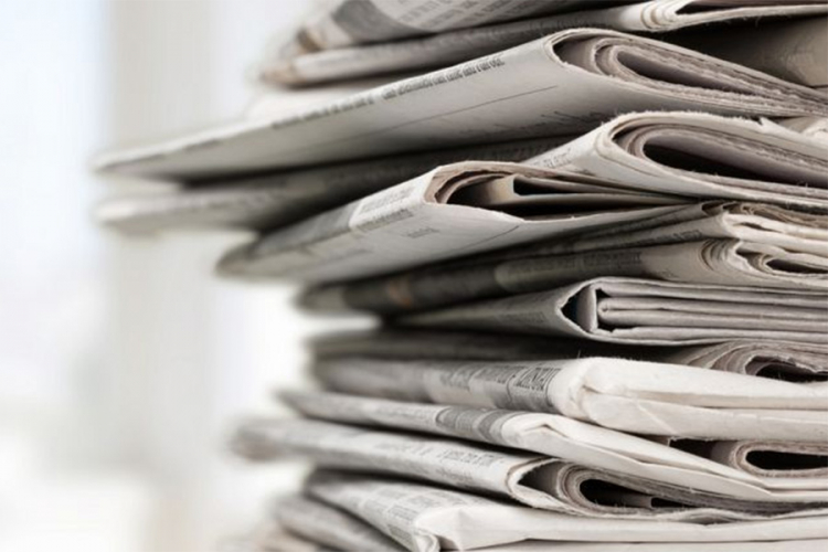 Vic dana: Plavuša i novine