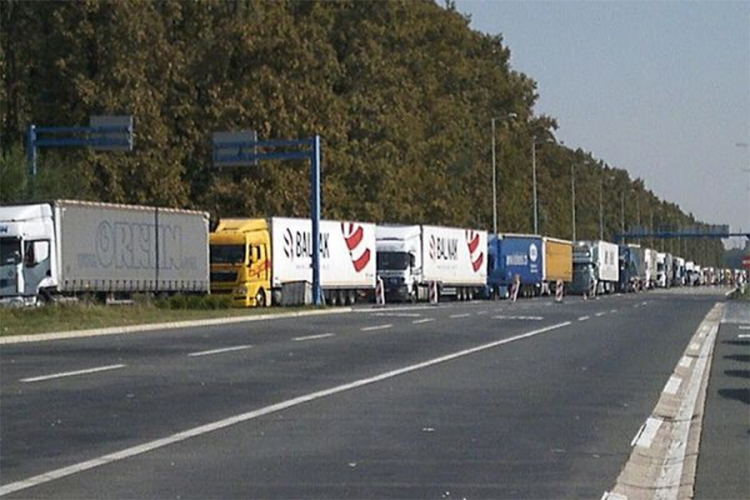 Kamioni na graničnim prelazima čekaju šest sati