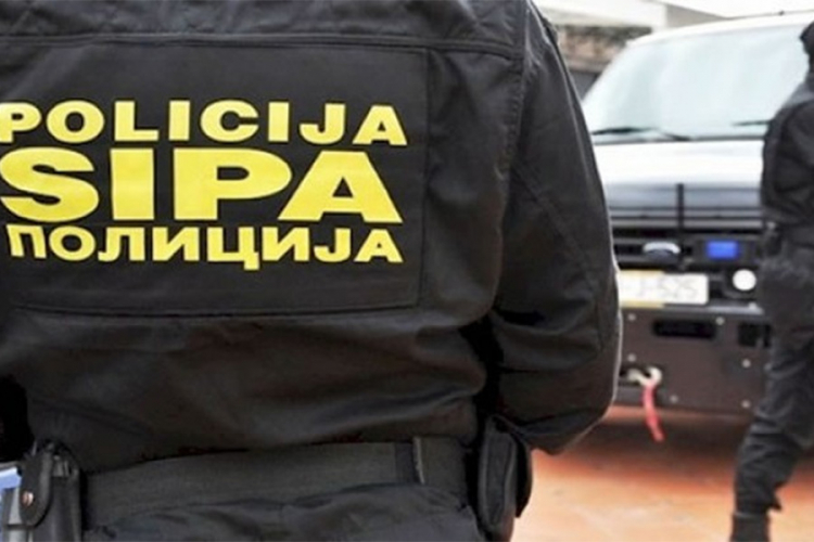Zaplijenjeni kokain i oružje, uhapšeno šest lica