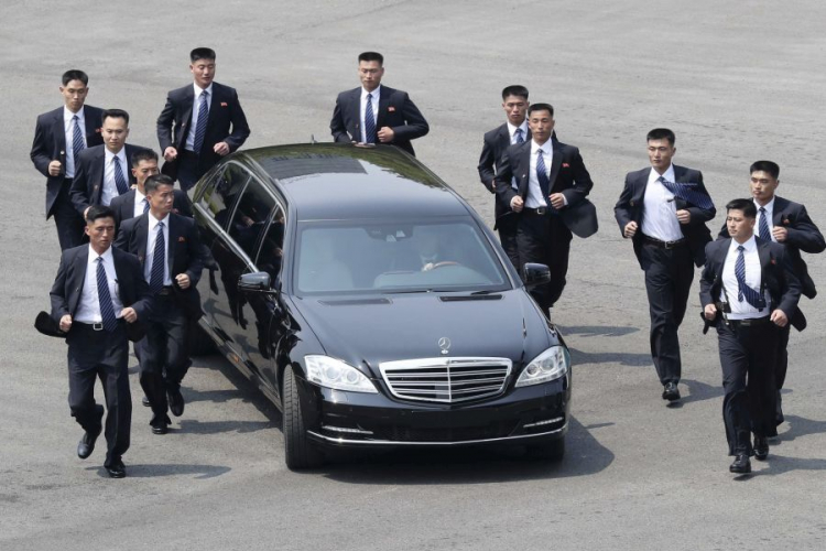 Za Kim Džong Unom oko limuzine trči 12 tjelohranitelja