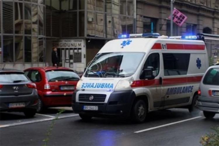 Fasada pala na prolaznika, teško povrijeđen