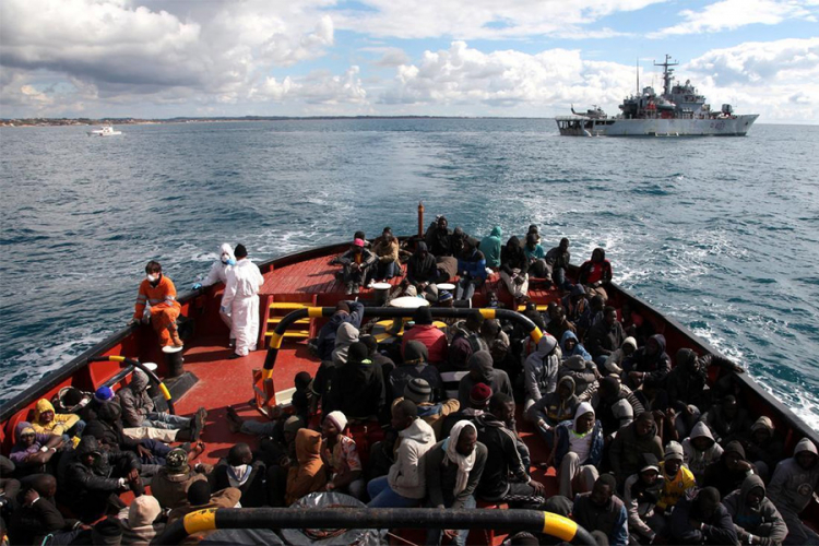 Poginulo 15 migranata prilikom prevrtanja broda
