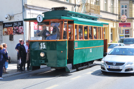 Sarajlije uživale u vožnji replikom prvog električnog tramvaja