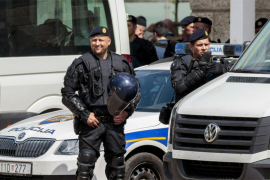 Pucao prema porodičnoj kući, policija pregovara s napadačem