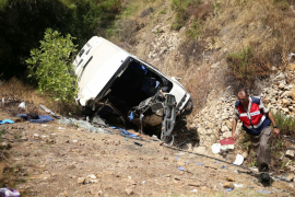 Minibus sletio s puta, povrijeđeno 31 lice