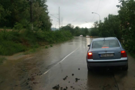 Kiša poplavila puteve, saobraćaj otežan