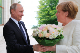 Merkel stigla u Rusiju, Putin je dočekao cvijećem