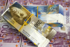 Otkriveno 117.000 švajcaraca u čarapi ušivenoj u jastuk