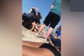 Policajac brutalno udarao ženu na plaži, prolaznici sve snimili i ...