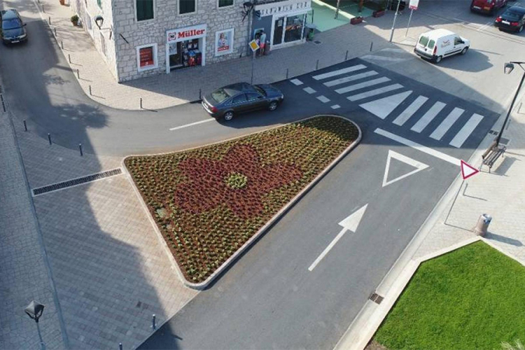 Pregazio cvjetnjak, jer je mislio da gazi petokraku