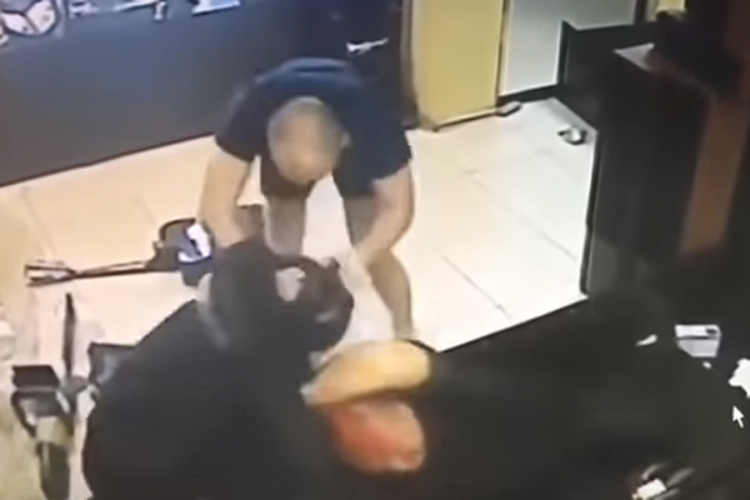 Čekićem krenuo u pljačku zalagaonice, pa "pokupio" batine