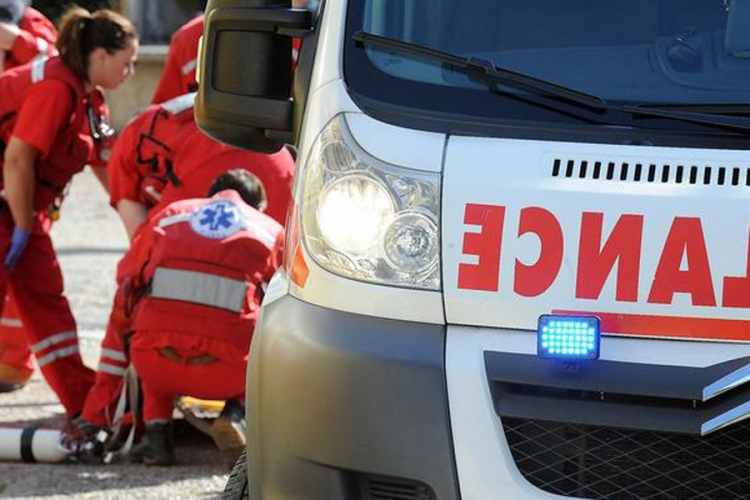 Žena hranila golubove, pala s prozora i poginula