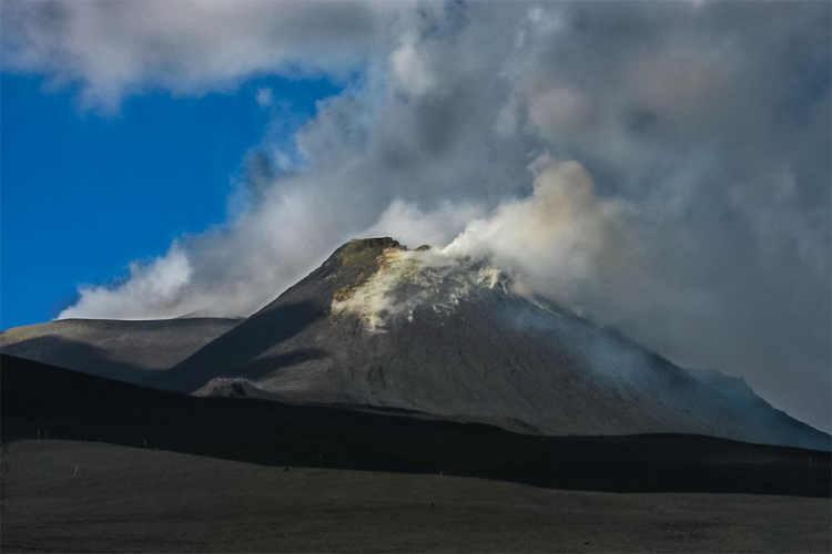 Erupcija vulkana ne prestaje, uništeno 26 kuća